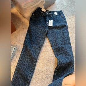 Judy blue size 7/28 stretchy leopard